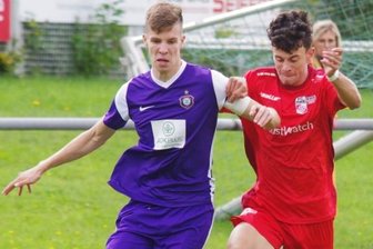 Lila-Weiße sündigen im Abschluss - Auch Aues Finn Hetzsch (links) spielte gegen Erfurt munter nach vorn. Am Ende wurde es aber erneut nur ein Remis. 