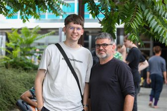 „Lila Welle“ im Plauener Zentrum: So lief die solidarische Demokratie-Kundgebung - Der in Zwickau aufgewachsene Autor Jakob Springfeld (links) und Ralf Hron, Chef des südwestsächsischen DGB, waren die ersten Sprecher der Kundgebung.