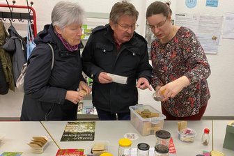 Lilafarbene Bohnen und ein Kilogramm schwere Tomaten: Exotisches Saatgut bei Tauschbörse in Mittweida - Martina und Helfried Stockmann (von links) lassen sich von Christina Gluth zu ungewöhnlichen Bohnensorten beraten. Sie nutzten die Saatguttauschbörse, um exotische Sorten zu entdecken.