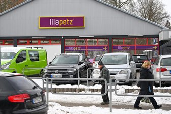 Lilapetz in Limbach-Oberfrohna schließt nach Räumungsverkauf: Neuer Betreiber teilt Eröffnungstermin mit - Ansturm auf den Lilapetz-Markt in Limbach-Oberfrohna. Viele wollen die Rabatte mitnehmen.