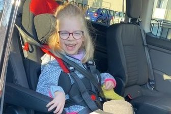Lilly nun mit neuem Auto unterwegs - Lilly Merten im neuen Auto. Auch das Hineinsetzen des Mädchens ist durch eine Schiebetür ist jetzt viel einfacher geworden. 
