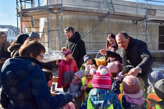 Limbach-Oberfrohna: Baukosten für Kita „Am Wasserturm“ steigen auf fast 6,5 Millionen Euro - Im März 2023 wurde im Beisein von OB Gerd Härtig (rechts) am Neubau der Kita „Am Wasserturm“ Richtfest gefeiert. Im Herbst 2023 sollte die Kita fertig sein. Nun wird mit Ende 2024 geplant.
