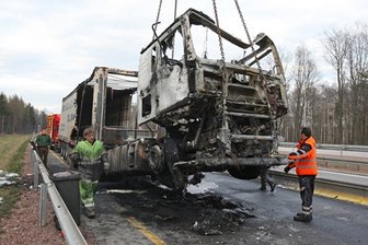 Limbach-Oberfrohna: Brennender Sattelzug bremst Pendler aus - Dieser Laster brannte am Freitag auf der A4 aus.