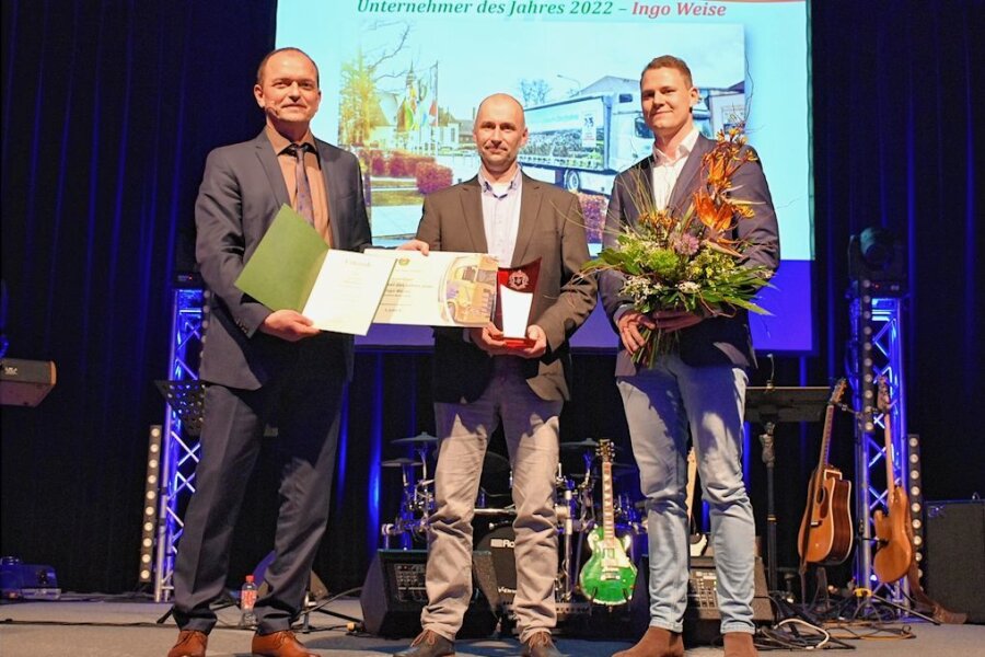Limbach-Oberfrohna, Burgstädt und Hartmannsdorf starten mit Optimismus ins neue Jahr - Spediteur Ingo Weise (Mitte) wurde beim Neujahrsempfang in Limbach-Oberfrohna als Unternehmer des Jahres 2022 ausgezeichnet. 