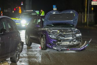 Limbach-Oberfrohna: Frau fährt betrunken in parkendes Auto - Der VW rammte einen parkenden Hyundai. Beide Autos mussten abgeschleppt werden.