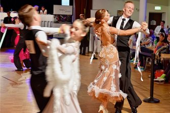 Limbach-Oberfrohna: In der Stadthalle wird am Samstag wieder hochkarätig getanzt - So sportlich und elegant wie hier im Foto vor der Coronapandemie soll es zum Tanzturnier an diesem Samstag in der Stadthalle von Limbach-Oberfrohna auch wieder zugehen.