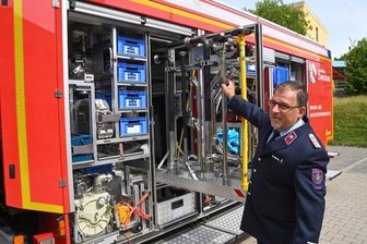 Limbach-Oberfrohna modernisiert Gefahrenabwehr - Jörg Scherf verantwortlich für das Fahrzeug Gefahrengut am neuen Einsatzfahrzeug.