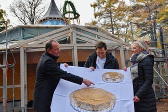 Limbach-Oberfrohna: Richtfest am Hippodrom im Stadtpark - OB Gerd Härtig, Dachdecker und Zimmerermeister Mario Bretschneider und Isabelle Angermann, Sachbearbeiterin Hochbau, beim Richtfest mit Planungsunterlagen, die das Hippodrom zeigen.