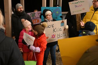 Limbach-Oberfrohna soll Kindergarten schließen: Entwicklungskonzept unter Protest im Stadtrat abgenickt - Protestierende vor dem Hippodrom in Limbach-Oberfrohna.