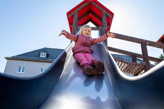 Limbach-Oberfrohna: Strahlende Kinderaugen gleich am ersten Tag auf neuem Spielplatz an der Peniger Straße - Nadja war eine der ersten, die das neue Klettergerüst am Spielplatz an der Peniger Straße ausprobierten.
