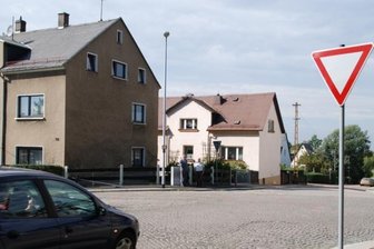 Limbach-Oberfrohna: Weggedrehtes Vorfahrtsschild führt zu Unfall - Nachgestellt: Das blaue Auto muss auf der Neuen Straße warten und dem von links kommenden Auto auf der Hainstraße die Vorfahrt gewähren. Doch das Vorfahrtsschild war Donnerstagnacht zur Seite gedreht.