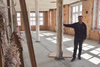 Limbach-Oberfrohna: Wie aus der Artiseda-Fabrik ein modernes Schulzentrum wird - Investor Rico Wrzal in der einstigen Küche der Textilfabrik, die künftig das Lehrerzimmer der neuen Fels-Schule sein soll.
