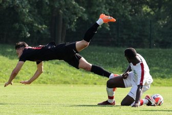 Limbach-Oberfrohnaer Fußballer setzt Ausrufezeichen - Ausgebremst: Plamedi Nkumu (rechts) und seine Teamkameraden vom FSV Limbach-Oberfrohna ließen sich in den Zweikämpfen gegen Meerane nicht die Butter vom Brot nehmen. Hier bekommt dies Maximilan Elschner zu spüren. 