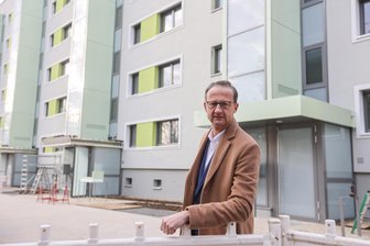 Limbach-Oberfrohnaer Gebäudegesellschaft modernisiert DDR-Wohnblock für mehrere Millionen Euro - GLO-Geschäftsführer Nobert Gruss hat mit seinem Team einen historischen Wohnblock energetisch modernisiert.