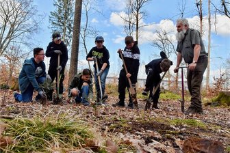Limbach-Oberfrohnaer Klimaschule pflanzt 650 Bäume - Förster Wolfram Schmidt erklärte den Kindern, wie man den Boden am besten bearbeitet, um die Weißtannen gut einzupflanzen. Foto: