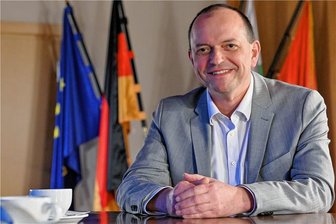 Limbach-Oberfrohnas OB Gerd Härtig: "Ich muss meinen eigenen Weg gehen" - Am 1. April begeht Oberbürgermeister Gerd Härtig sein einjähriges Amtsjubiläum. Er würde den Posten jederzeit wieder antreten, wie er sagt.