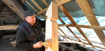 Limbach: Reparatur des Kirchendaches hat begonnen - 
              <p class="artikelinhalt">Zimmermann Olaf Gerth von der Firma Rühlig Bau Limbach-Oberfrohna hat begonnen, die Balken im Dachstuhl der Stadtkirche zu erneuern. Vor rund sechs Wochen war hier ein Skoda gelandet.</p>
            