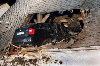 Limbach wird Wallfahrtsort - Für einen Skoda-Fahrer endete die Tour am 25. Februar im Dach der Stadtkirche von Limbach-Oberfrohna.