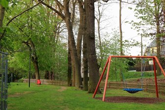 Limbach: Woran die Bestellung eines Baumbeauftragten im ersten Anlauf gescheitert ist - Limbach ist reich an Bäumen, auch auf dem Spielplatz stehen welche.