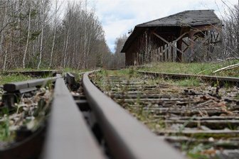 Limbacher Bahnhof: Erinnerung an einstigen Glanz - Vom alten Limbacher Bahnhof ist nur die Bahnsteigüberdachung übrig geblieben. Foto: Andreas Seidel