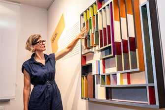 Limbacher Bauhaus-Künstler bekommt zweite Ausstellung in seiner Geburtsstadt - Am Freitag eröffnet im Limbacher Esche-Museum der zweite Teil der Ausstellung zum Künstler Kurt Schmidt. Die Farb- und Formorgel des Limbacher Künstlers wollte Kuratorin Claudia Tittel wieder dabei haben.