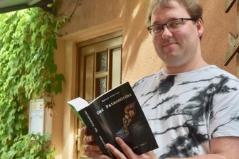 Limbacher erfüllt sich mit erstem Roman seinen Kindheits-Traum - Enrico Schnitzer mit seinem Erstlingswerk "Der Patenmörder".