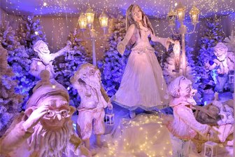 Limbacher Funkelfenster erstrahlen auch an den Feiertagen - Seit dem 3. Advent lockt Limbach-Oberfrohna mit den Funkelfenstern Besucher in die Innenstadt.