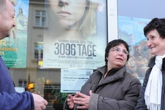 Limbacher Kino in der Erfolgsspur - Apollo-Kino-Betreiber Olaf Müller begrüßt zwei seiner treuesten Besucherinnen: Veronika Hentschel und Andrea Elsner (rechts). Wegen neuester Filme in hoher Qualität - dank Digitaltechnik - kommen in das Kino nach Limbach-Oberfrohna mehr Besucher als in den Vorjahren.