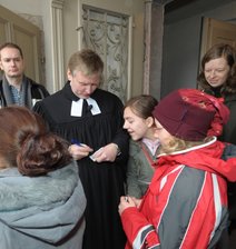 Limbacher Pfarrer gibt Autogramme - 
              <p class="artikelinhalt">Nach dem spektakulären Unfall ist die Limbacher Stadtkirche international bekannt geworden. Einige junge Gottesdienstbesucher erbaten sich von Pfarrer Andreas Vögler sogar ein Autogramm. </p>
            