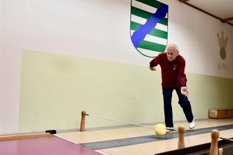 Limbacher schiebt mit 100 Jahren noch regelmäßig Kegelkugeln - Siegfried Aurich in Aktion. Jede Woche schiebt er noch 80 bis 100 Kugeln auf der Kegelbahn.
