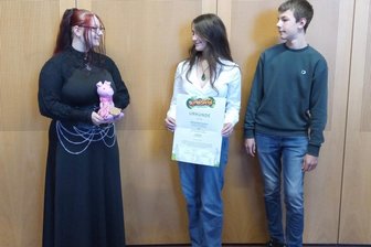 Limbacher Schüler spenden für Obdachlosenprojekt in Chemnitz - Janice Schmelzer (li.) bei der Spendenübergabe durch die Limbacher Schüler Lara und John.
