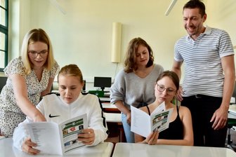 Limbacher Schülerzeitung "Pesta Klatsch" sorgt für Erfrischendes - Deutschlehrerin Henriette Jabbour, die Zehntklässlerinnen Nelly Groß, Lea Gerlach und Franziska Ott sowie Berufsberater Marcel Maas (von links) sind am Gestalten der Schülerzeitung "Pesta Klatsch" der Pestalozzischule Limbach-Oberfrohna beteiligt.