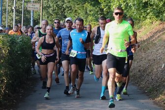 Limbacher siegt über lange Distanz bei Zschopautallauf in Erdmannsdorf - Robert Walther (vorn rechts) vom TSV Flöha wurde Dritter im Hauptlauf über 8,7 km.