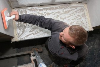 Limbacher Sitzungssaal gehört den Handwerkern - Rico Lechleiter vom Bauhof der Gemeinde LImbach beim Auftragen von Feinputz im Sitzungssaal des Gemeindeamtes. Foto: Silvia Kölbel