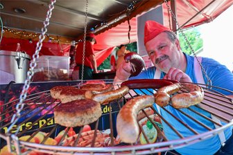 Limbacher Stadtparkfest: So viel kosten Bratwurst, Bier und Langos - Jens Birkner aus Niederfrohna ist mit seinem Feuerwehrauto samt Löschteam seit 28 Jahren auf dem Limbacher Stadtparkfest. Die Roster kostet bei ihm 4 Euro, die Pferdewurst 4,50 Euro.