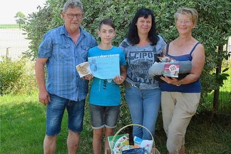 Limbacher Tierheim profitiert von Geburtstagen - Lutz Herczig, Enkel Sandro Löffler, Kerstin Herczig und Adelheid Friedrich vom Tierheim Limbach (von links) bei der Übergabe der Spende.