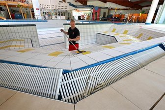 Limbomar ohne Wasser: Wohin mit 620.000 Liter Wasser? - Sören Ackermann, Fachangestellter für Bäderbetriebe, reinigt die Schwimmbecken im Limbomar in Limbach-Oberfrohna. Derzeit ist das Bad geschlossen, um die jährlichen Reinigungs- und Sanierungsarbeiten durchzuführen. Dafür wurde unter anderem das Wasser abgepumpt.