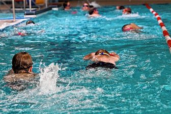 Limbomar schließt für drei Wochen - Sportler vom Limbacher Schwimm- und Tauchsportverein trainieren im Limbomar. Sie müssen jetzt ins Sonnenbad.