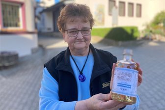 Limitierte Auflage: Manufaktur aus dem Erzgebirge setzt auf 290-Euro-Whiskey und Gin aus Stollen - Dem Vestenburger Rum folgt nun der Vestenburger Gin, erneut in limitierter Auflage und in Zusammenarbeit mit dem Bergbauverein Aue. Andrea Schmidt, die Prokuristin bei Lautergold, freut sich auf den Verkaufsstart.