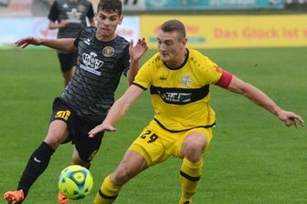 Limitspiel erwartet: Aufsteiger kommt mit bekannten Gesichtern - Nach dem Derby-Erfolg in Auerbach wartet nun auf Lucas Albert (rechts, hier im Zweikampf gegen den Auerbacher Vojtech Cermus) und den VFC Plauen das Heimspiel gegen den starken Neuling SC Freital.