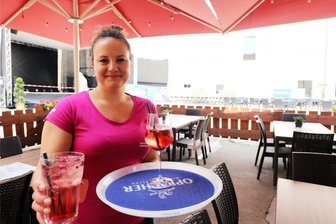 Limo, Früchte und viel Eis: Tipps für kühle Drinks am Wochenende in Freiberg - Jessy Harwardt ist die neue Chefin im Schloss-Café Freiberg. Sie kredenzt kühle Drinks mit und ohne Alkohol.
