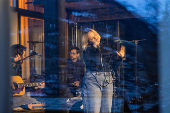 Lina Maly kommt nach Zwickau: Liedermacherin gibt am Sonntag Konzert im Alten Gasometer - Lina Maly gibt in Zwickau das letzte Konzert des Jahres, bevor die Live-Tour Mitte Februar fortgesetzt wird.