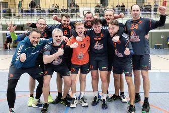 Lindaer Volleyballer kämpferisch: Feuer im Abstiegskampf soll weiter lodern - So sehen Sieger aus: Die Volleyballer des SV Linda durften zuletzt dreimal in Folge jubeln. Foto: Verein/Mirko Böttcher