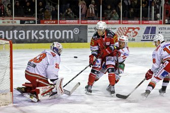 Lindberg, Smith und Walsh bilden Eispiraten-Traumreihe: Ein Trio, das perfekt funktioniert - Eispiraten-Stürmer Colin Smith vor dem Kasten der Eisbären Regensburg. Dem Deutsch-Kanadier gelang am Freitagabend ein Hattrick.