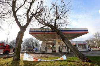 Linde kracht auf Tankstelle - 