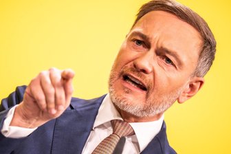 Lindner verhöhnt Habeck –und will mit Merz regieren - FDP-Chef Christian Lindner schließt bei Parteitag in Potsdam eine Koalition der Liberalen mit den Grünen nach der Bundestagswahl kategorisch aus.