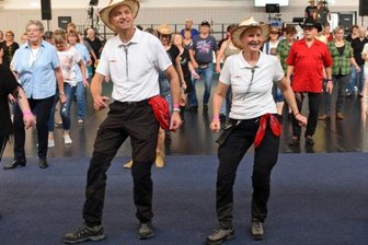 Line-Dancer machen Halle zu Tanzpalast - Ein dreitägiges Line-Dance-Spektakel ist in der Schwanenteichsporthalle Mittweida übers Parkett gegangen. Organisiert von den hiesigen Tänzern, folgten mehr als 300 Akteure aus knapp 20 Line-Dance-Interessengemeinschaften - darunter aus Berlin, Potsdam, Weimar und Gera - der Einladung. Neben den Gastgebern wussten auch Teilnehmer aus Mittelsachsen mit Schrittkombinationen zu überzeugen. So etwa Dirk und Sylvia Kunze (mit weißen Hemden und Hüten) von der Gruppe Red Stone aus Rochlitz.