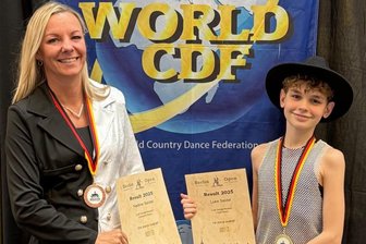 Linedance als Sport: Zwickauer Weltmeisterin räumt mit Klischees auf - Nadine Seidel und Sohn Luke teilen die Leidenschaft fürs Tanzen.