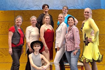 Linedance: Der jüngste Zwickauer Starter stiehlt allen die Show - Die Zwickauer Linedancer konnten nach den Berlin Open zufrieden in die Kamera lächeln.