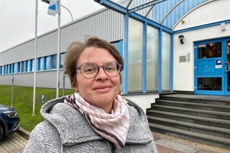 Linhardt drückt auf die Tube: Pausaer Verpackungsspezialist schließt Ost-West-Lohnlücke und plant Neubau - „Mir persönlich ging es immer gegen den Strich, dass Menschen im Osten weniger verdienen als im Westen.“ Julia Schröder (34) ist seit vier Jahren Werksleiterin bei Linhardt in Pausa.